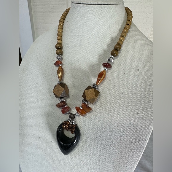 Chunky ethnic vibe statement medallion necklace - Picture 4 of 6